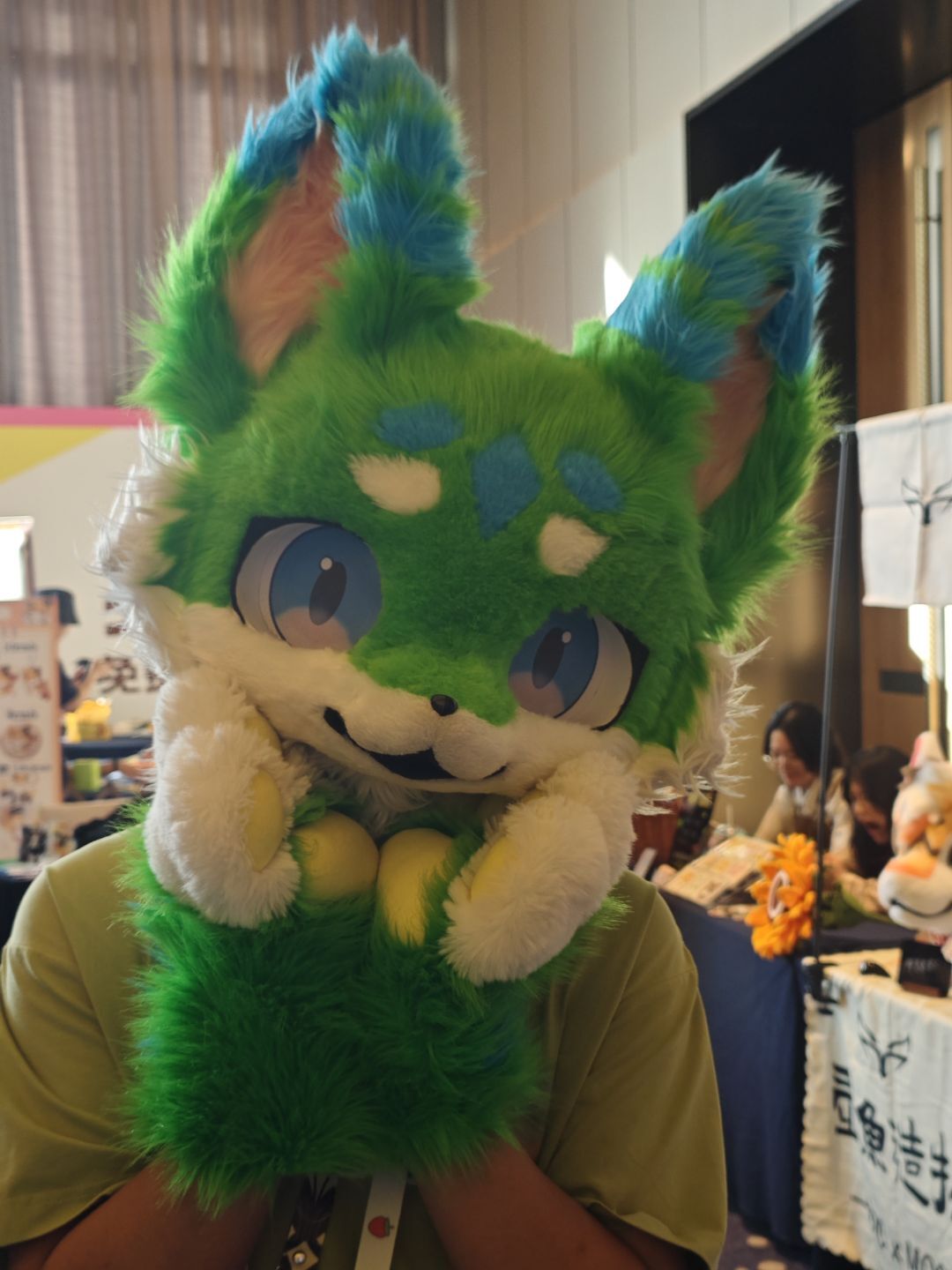 卖个萌~嘻嘻 #兽装 #毛茸茸-Furry百科