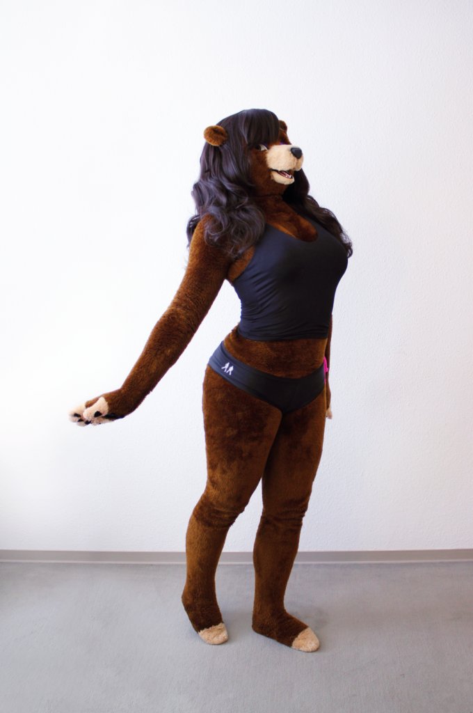 卡通熊兽装特写